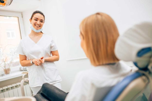 1-Finding-Dentists-Open-on-Saturday-and-Sunday woman talks to a dentist on a sunday